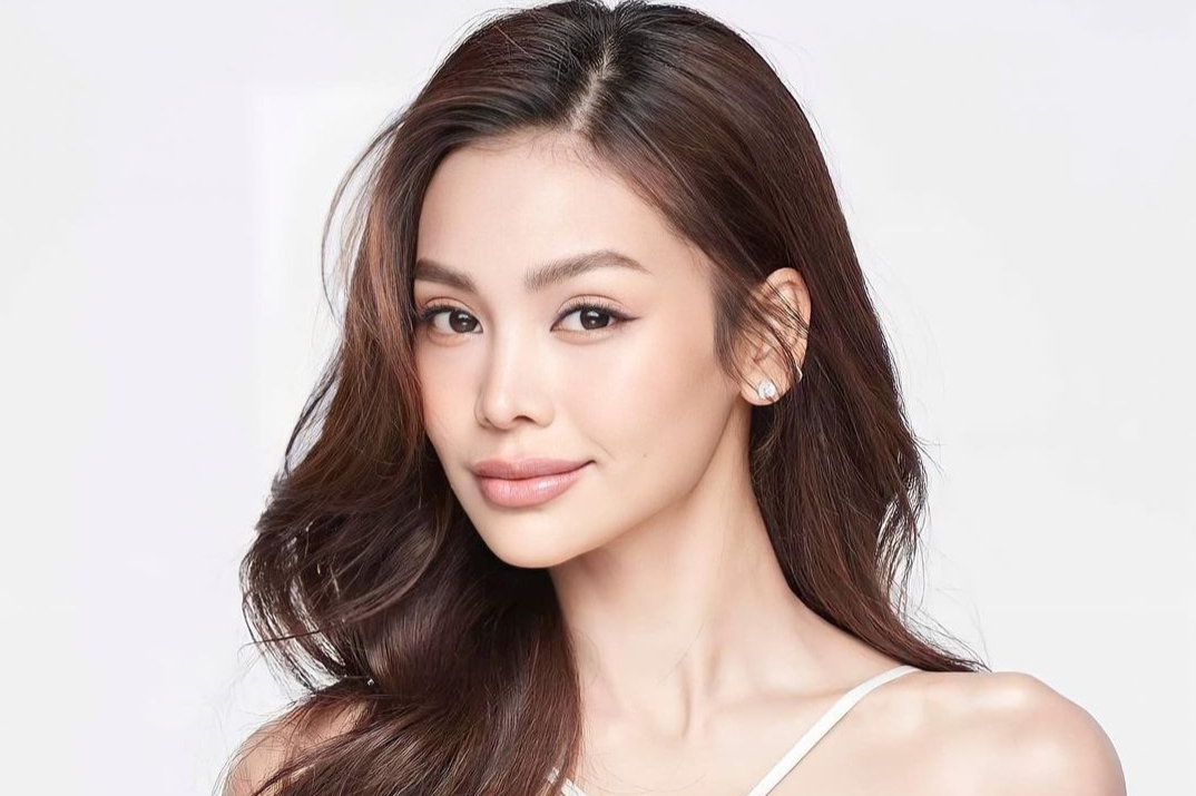 1995年2月15日出生于泰国乌泰他尼府,泰国女歌手,选美皇后,演员,毕业