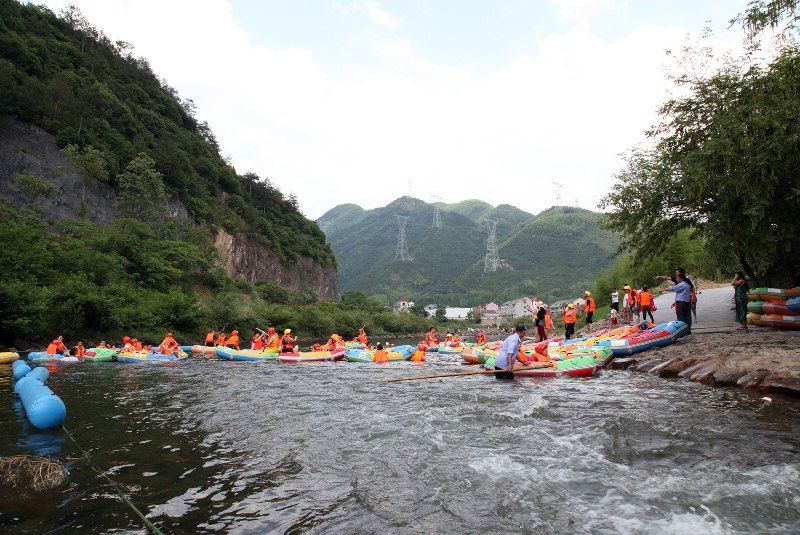  p>五泄丛林探险漂流位于绍兴市诸暨市马剑镇金沙村. /p>