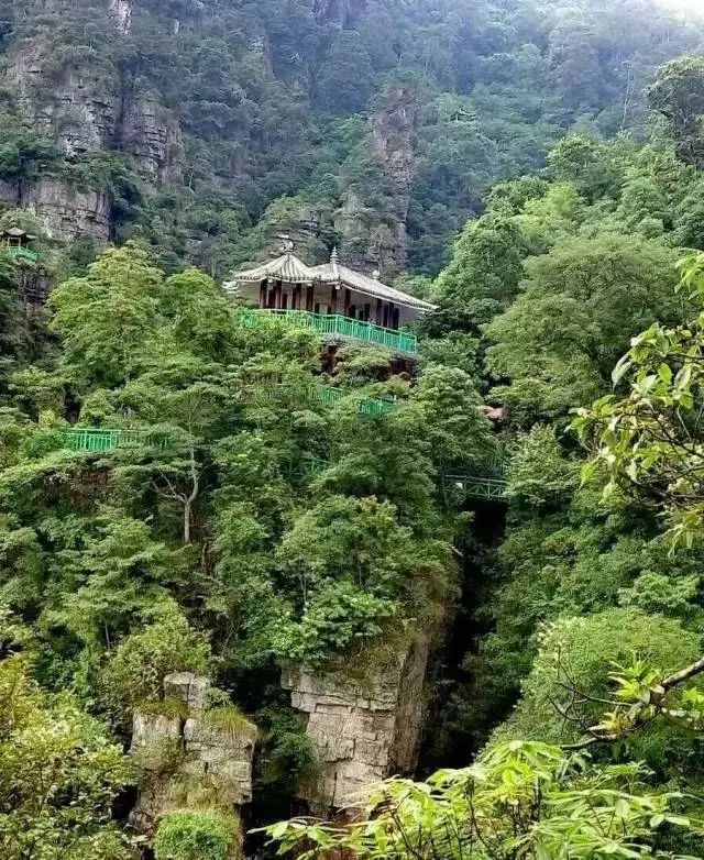  p>广西来宾金秀莲花山位于广西来宾市金秀瑶族自治县,是一个旅游景点