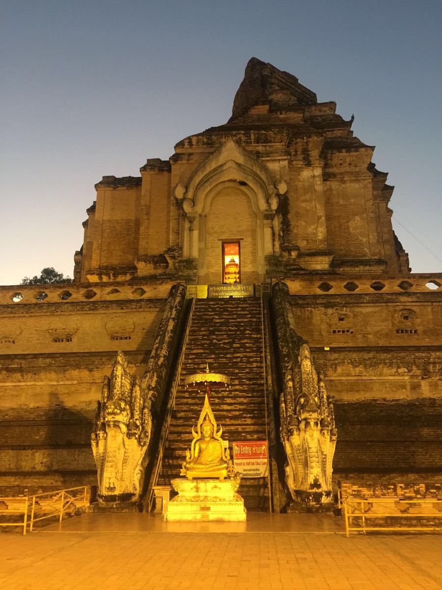  p>大佛塔寺是清迈六大寺庙中最为著名的一个. /p>