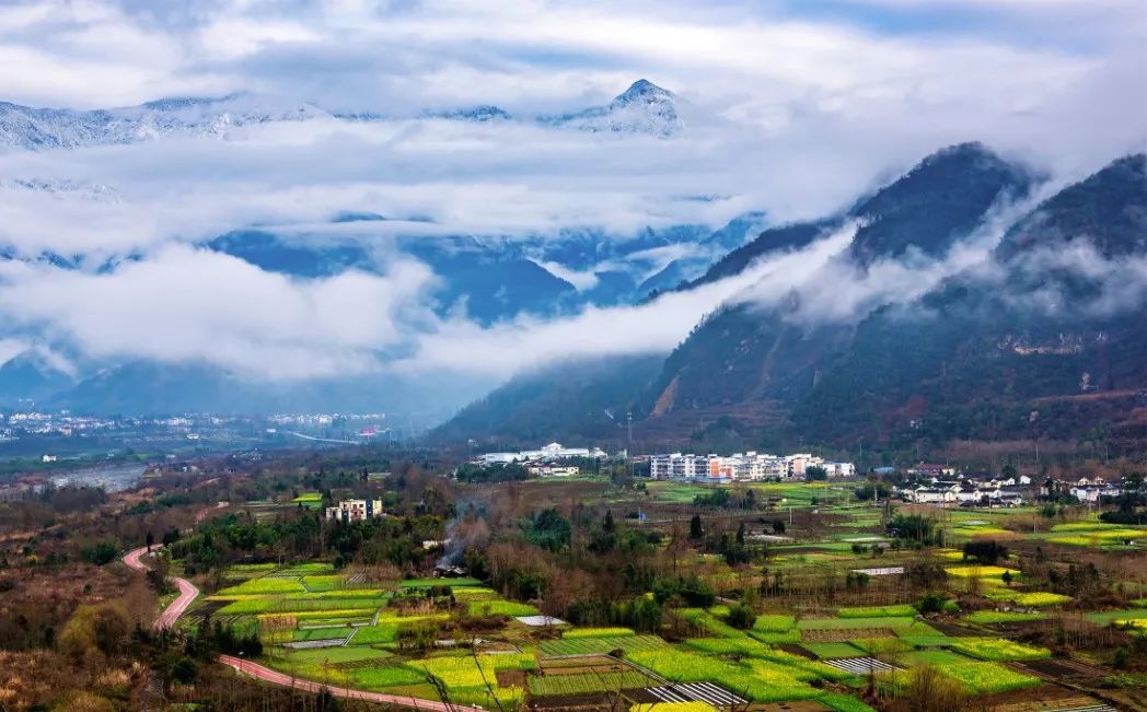  p data-id="gnbih2quvx">龙门山脉属横断山脉,位于四川盆地西北边缘