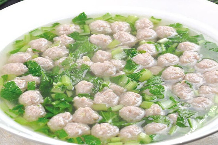  p>清水汆丸子是以纯瘦肉肉馅,白菜,香菜,粉丝为主料制作的菜品. /p>