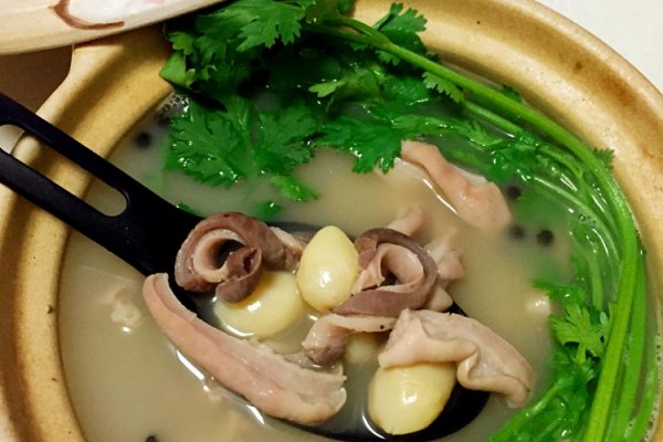 青果炖猪肚(青果炖猪肚孕妇是喝汤还是吃猪肚好)