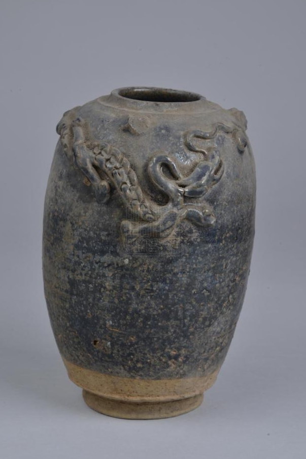 明黑釉盘龙纹陶谷仓罐