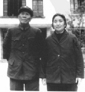 1979年邓华夫妇在广东