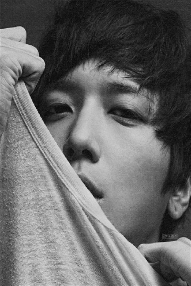  p>郑容和(jung yong hwa),1989年6月22日出生于韩国首尔,后随父母