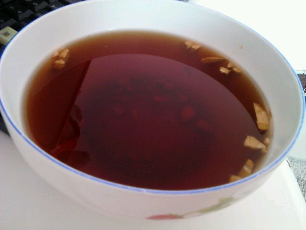  p>姜汁糖水,也叫姜汤,是民间广为流传的一种驱寒暖胃的偏方.