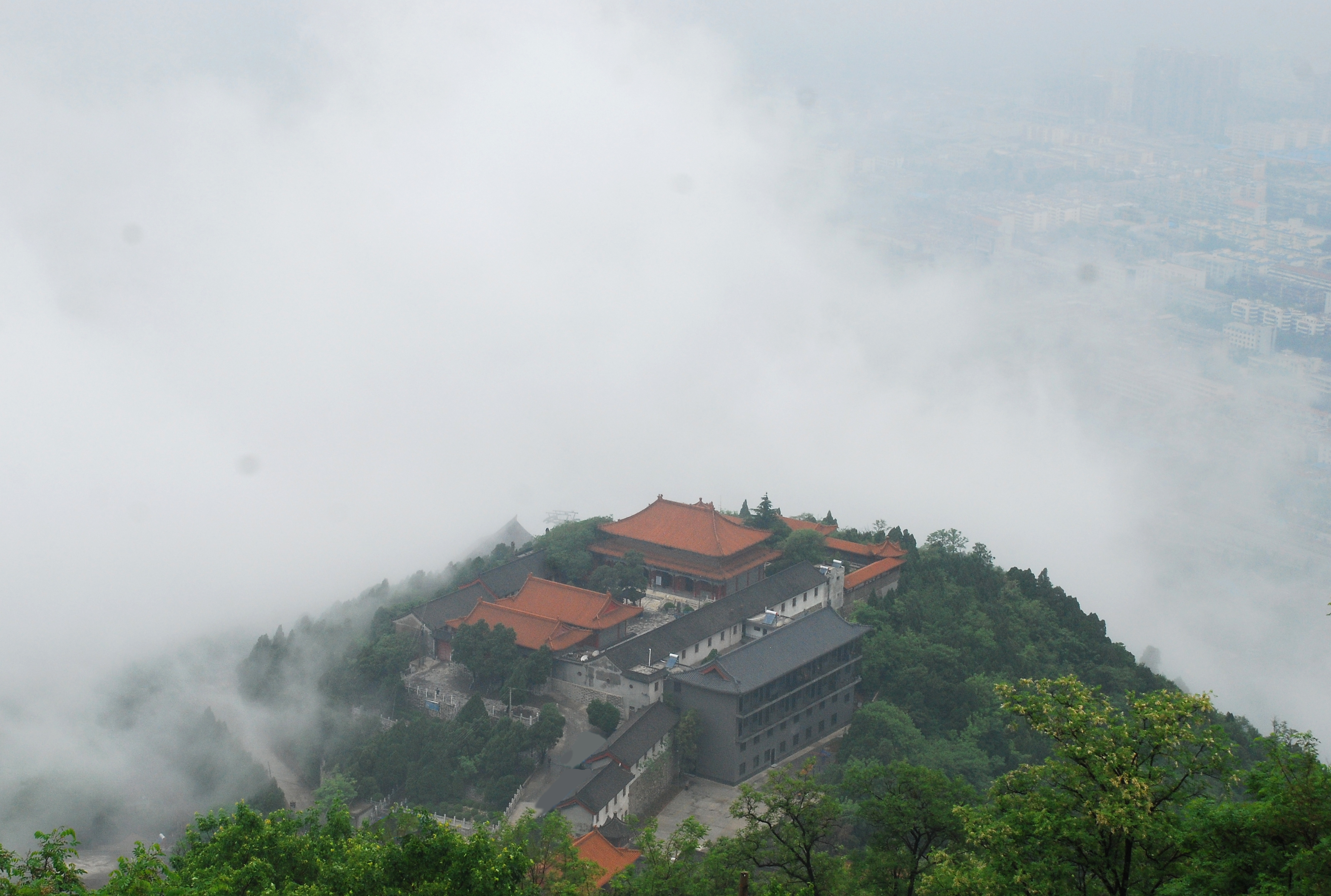  p>骊山,位于陕西省西安市 a target="_blank" href="/item/临潼