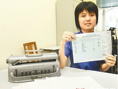  p data-id="gn8lax4elb">曾芷君,女,同时患有失明,弱听和十指触感