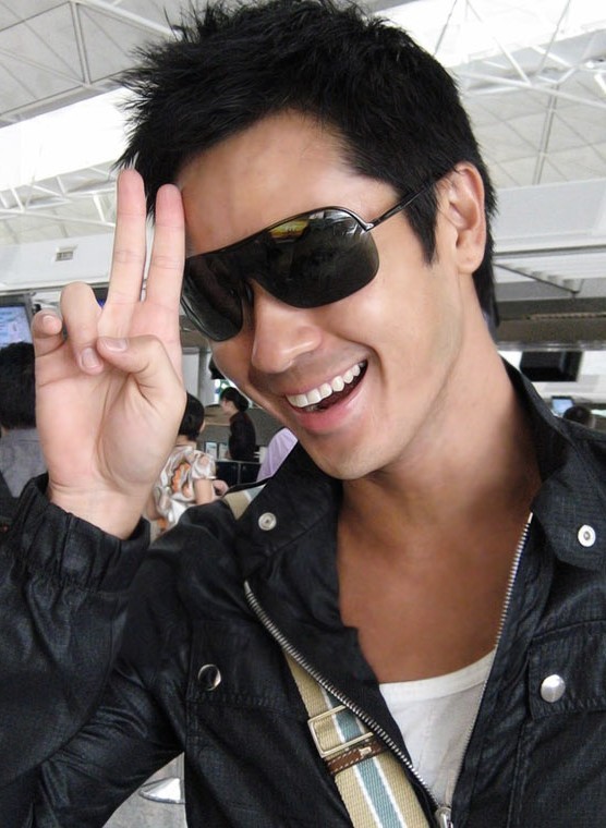 1970年8月15日出生于美国加利福尼亚州旧金山,中国香港男演员及歌手