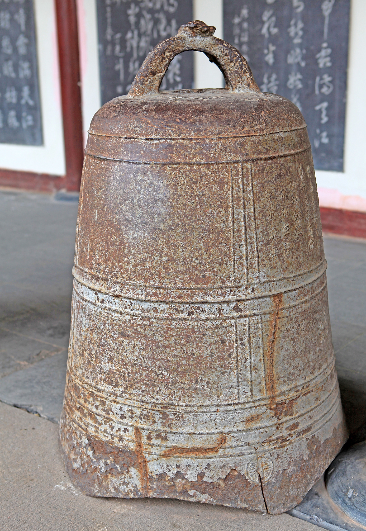 嘡……"的洪钟之声,带着"嗡……嗡……"的余音,透过沉沉的夜色,传到