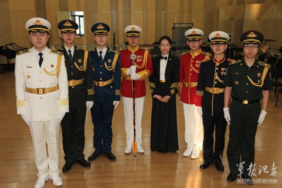 a24woel">解放军新式礼宾服是2014年8月19日解放军三军仪仗队亮相的 a
