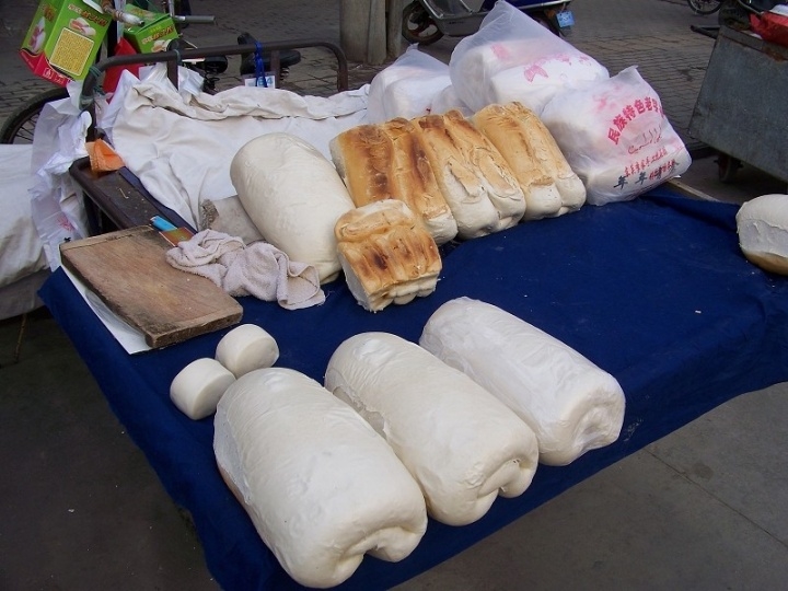 ">枕头馍 /a>又称阜阳大馍或大卷子馍,是安徽阜阳颇具特色的汉族主食