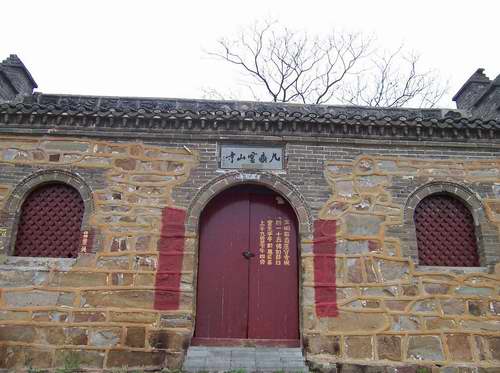  p>九鼎灵山寺位于安徽省蒙城县小涧镇九鼎灵山(《水经注》称狼山)之