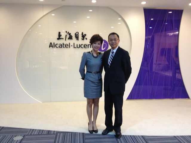  p data-id="gnbp3sonh4">慰笛,本名周婷,女,出生于浙江杭州,浙江大学