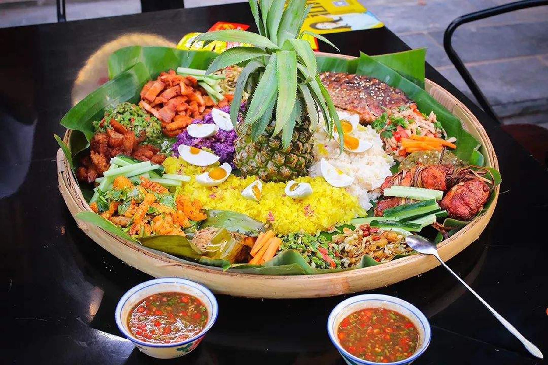  p data-id="go0m9p9odx">傣族手抓饭是云南西双版纳傣族的特色美食