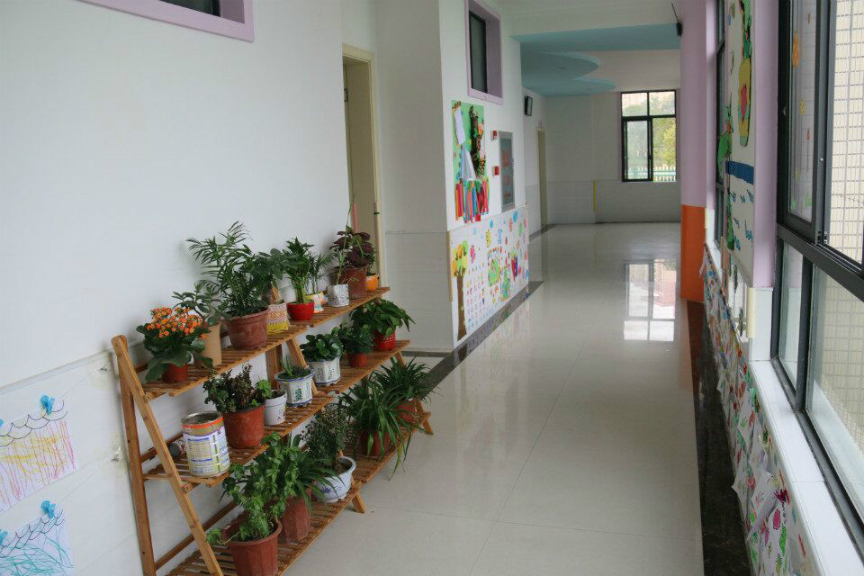 通城县滨江幼儿园地处于平安滨江苑内,占地面积有3800余平方米,<a