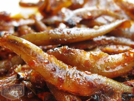  p>靖港古镇毛毛鱼是湖南靖港传统小吃.特点是辣不上火,耐嚼不生硬.