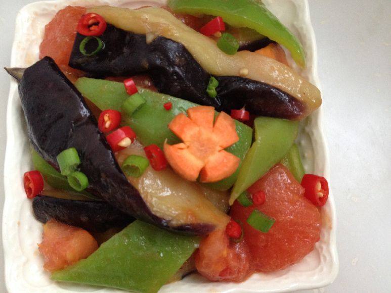 西红柿炒茄子是一道美味佳肴,主要制作原材料为茄子1个,番茄1个,青椒2