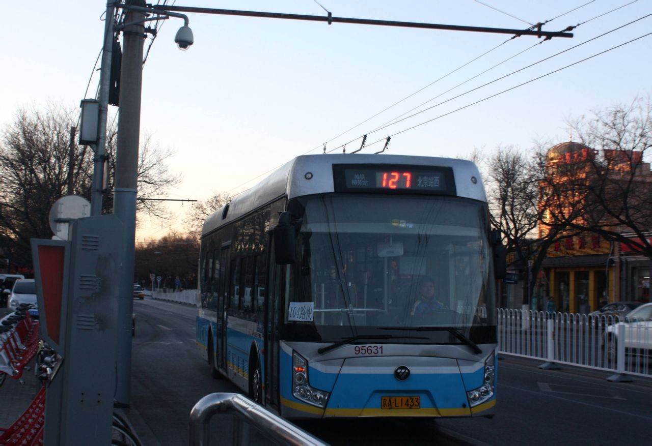  p>无轨电车(trolleybus)是一种通常由架空接触网供电,电动机驱动,不