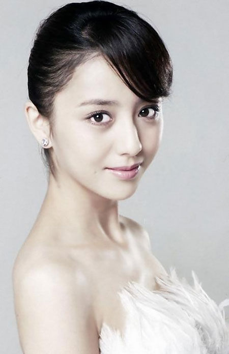  p>佟丽娅,1983年8月8日出生于新疆伊犁察布查尔,中国内地影视女演员