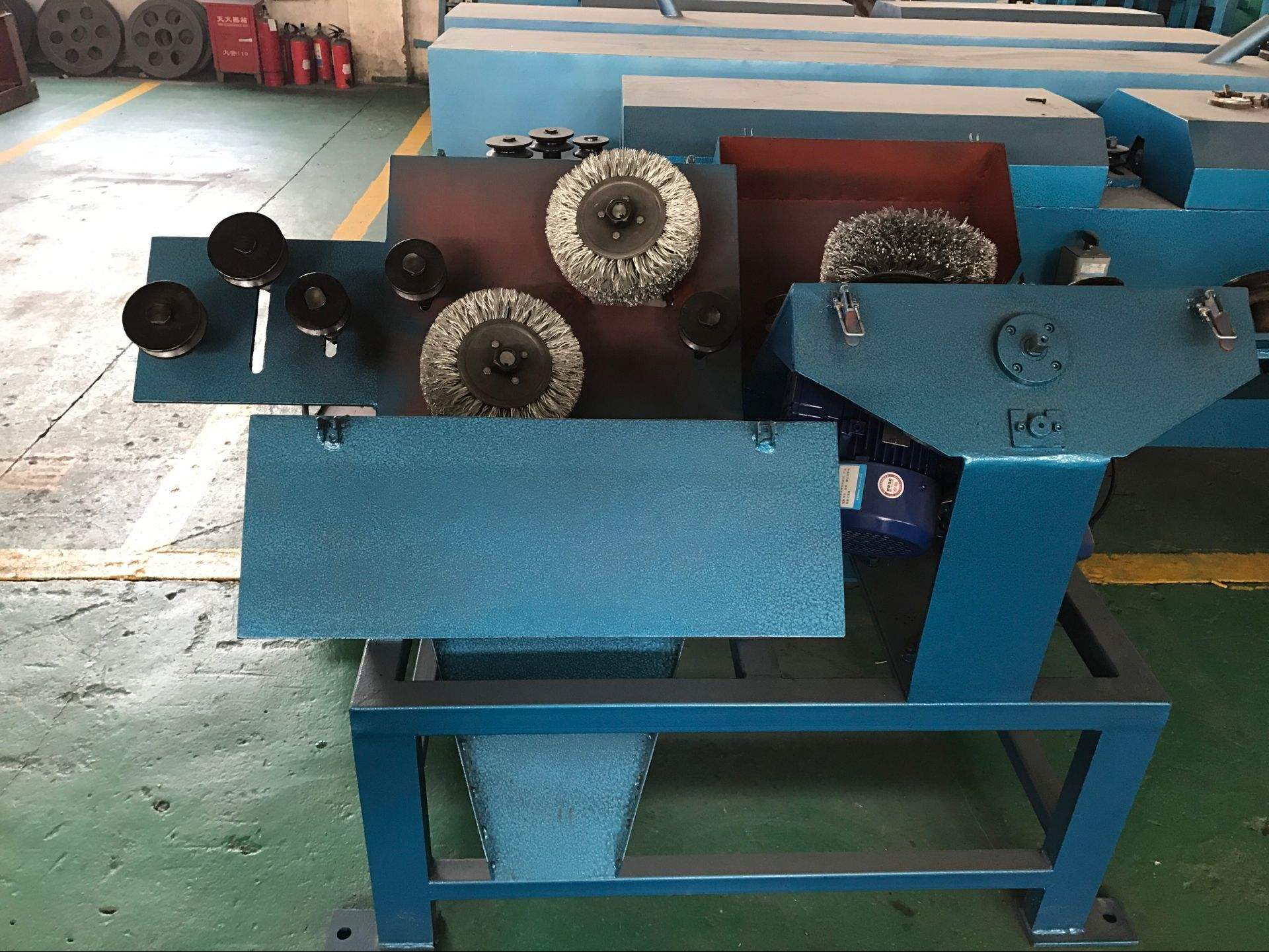 抛丸">抛丸 /a>除锈机主要是利用机械设备的高速运转把一定粒度的 a