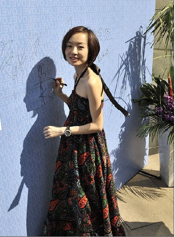  p>陈鲁豫,1970年6月12日出生于上海市,成长于北京,中国内地主持人.