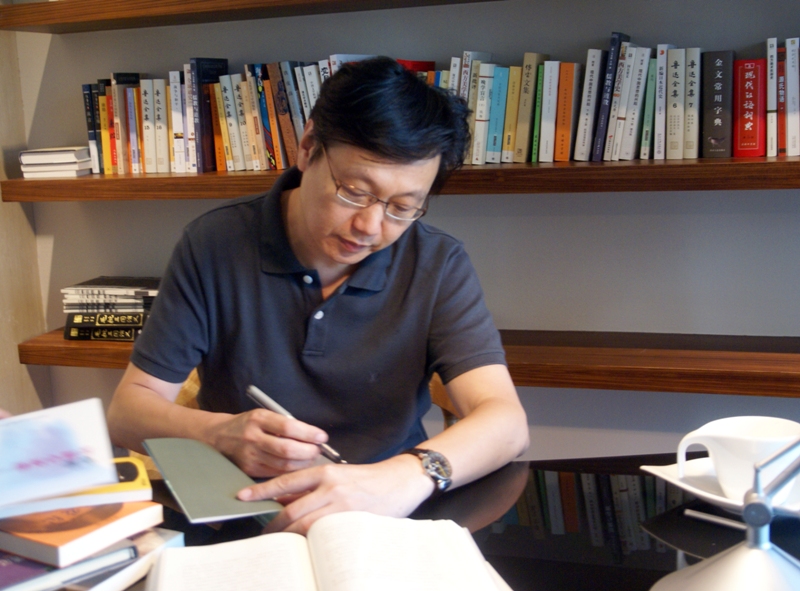 香港岭南大学前中文系教授,系主任.