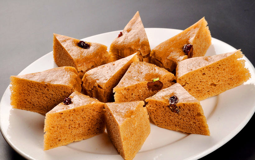  p>红枣糕是用红枣面粉制作的一道糕点,枣香扑鼻,口感绵软,营养丰富