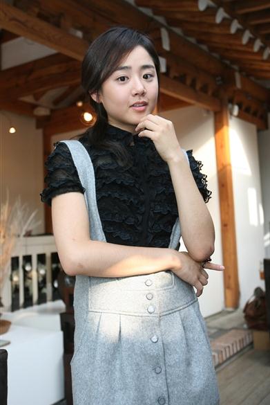  p> a target="_blank" href="/item/文瑾莹">文瑾莹 /a>,即文根英