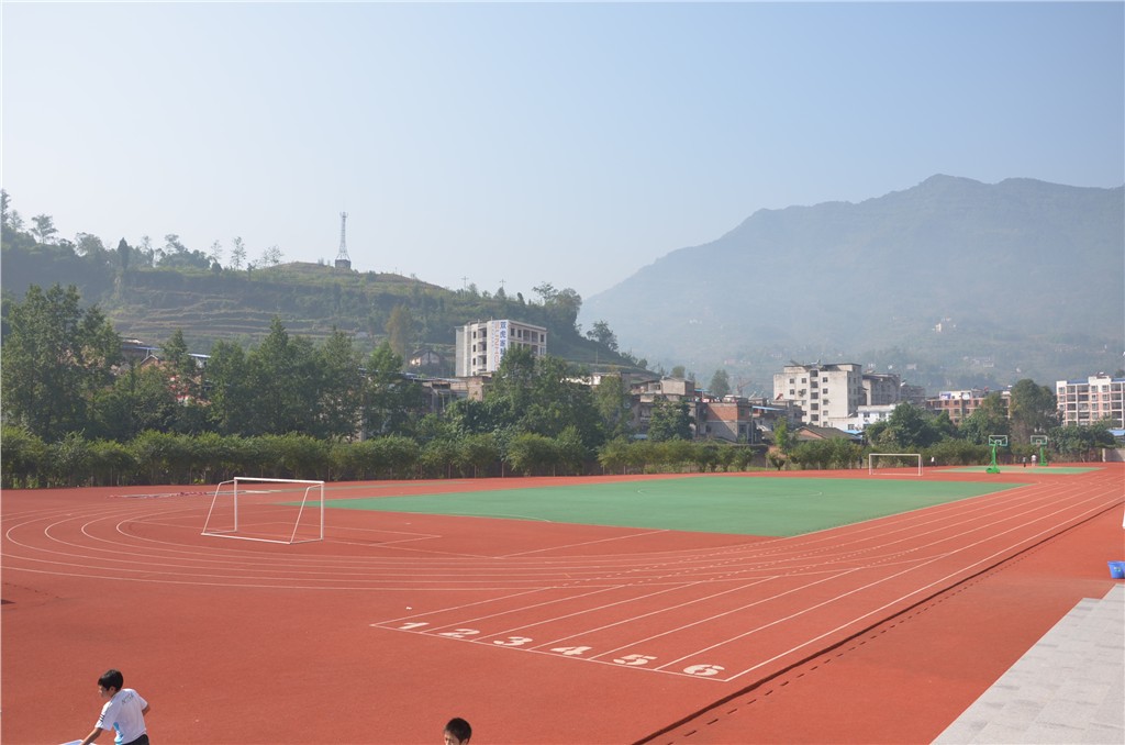 开县中和中学建校于1958年,1988年被批准为高完中,正式命名为"四川省