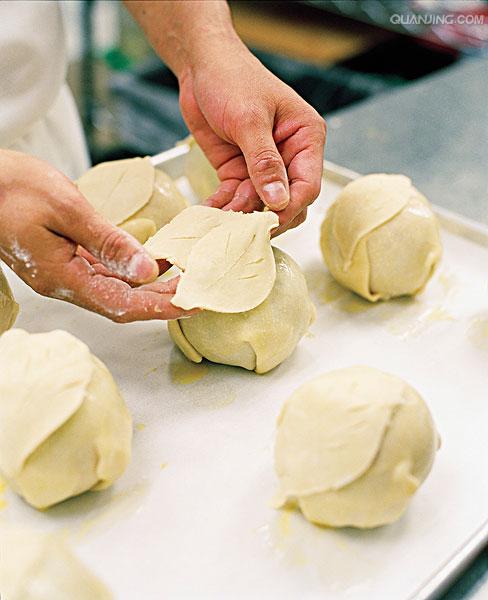  p>饺子(dumpling)源于中国古代的角子,原名"娇耳",汉族传统面食,距今