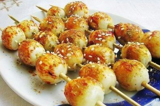 儿子看到我卤煮的五香鹌鹑蛋,说不如做上次的烧烤蛋吧,妹妹还没吃过呢