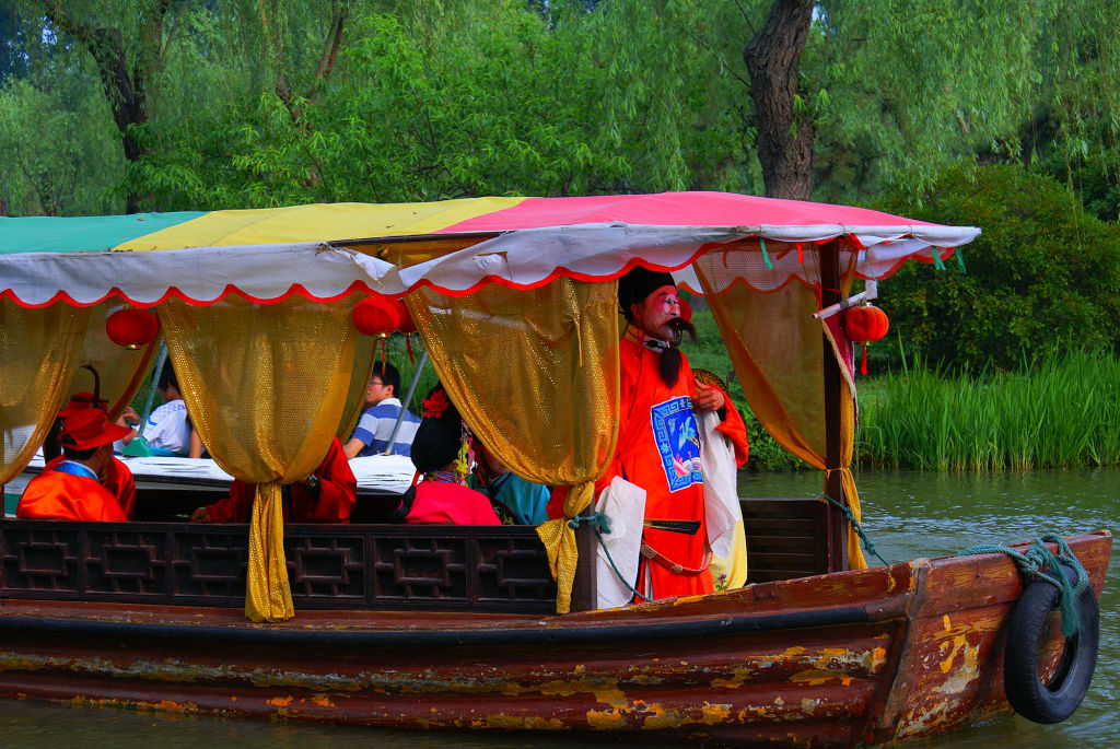  p>水路戏班是指江南地区以水乡为背景,用船作舞台的戏剧演出班子.