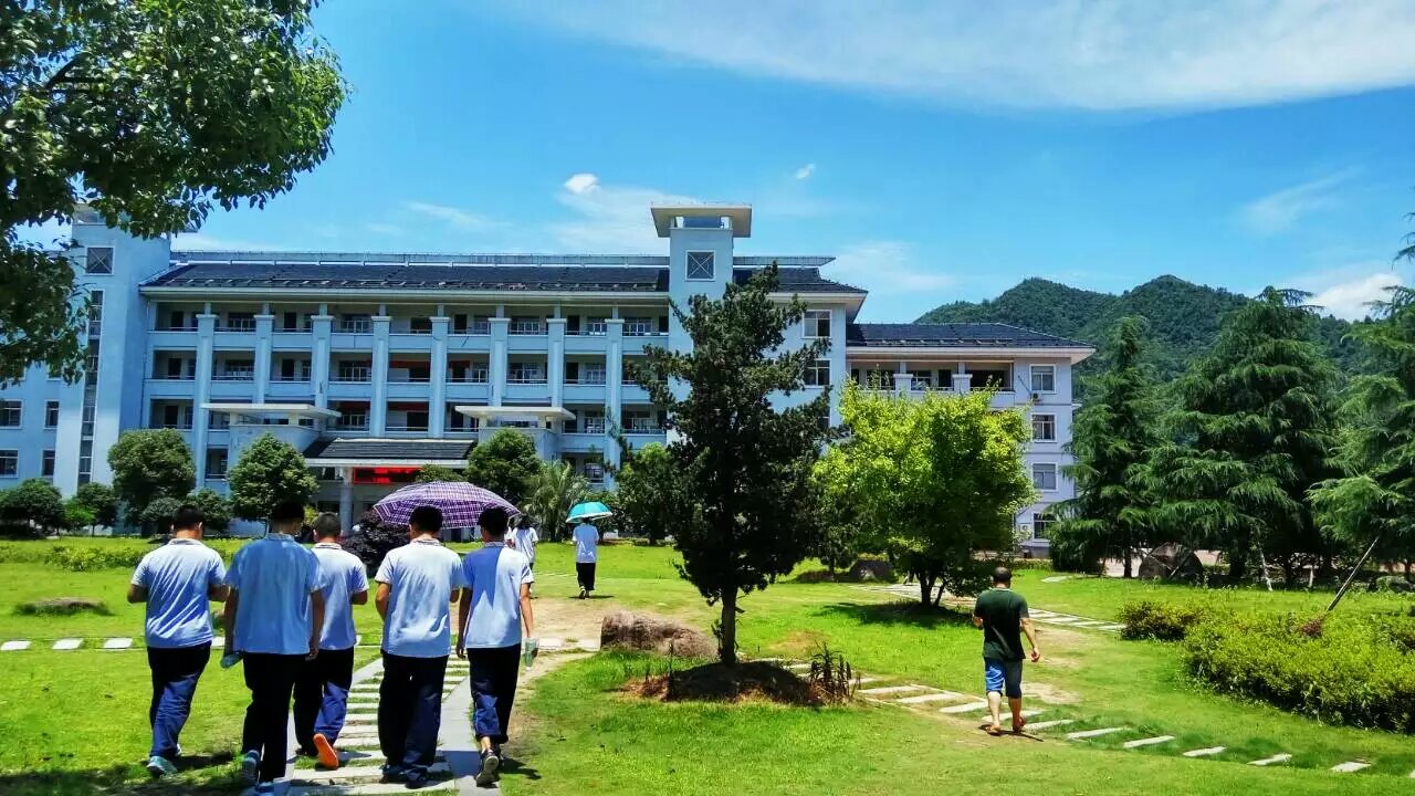  p>台州市宁溪中学创办于1956年,前身是黄岩县第七初级中学,1962年