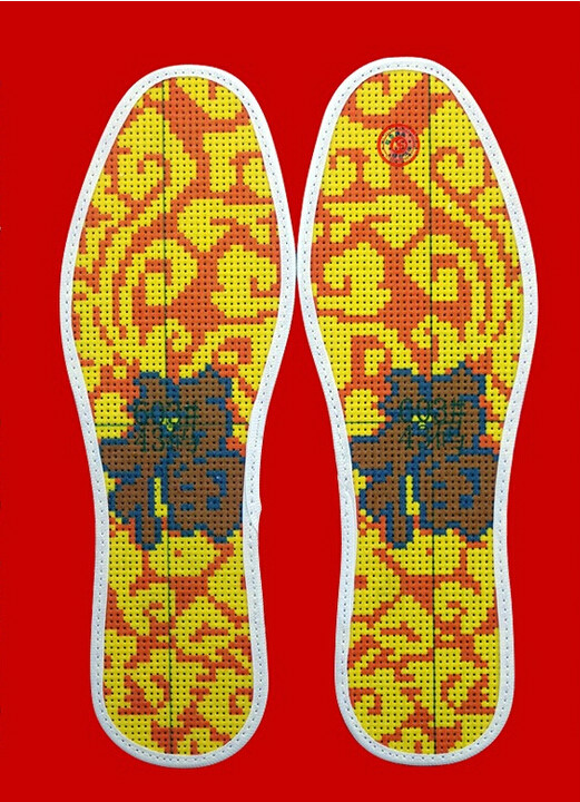 千针纳成的鞋垫为民间喜悦祥和之物,传说中有消灾避难之效,可保佑主人