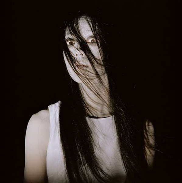 怨而死的人所下的诅咒,人因为枉死后由内心的愤怒产生的一股强烈怨气