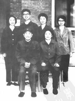 1979年邓华夫妇和子女在北京