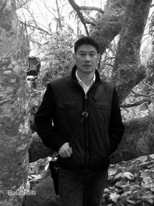  p>袁艺,号抱云楼主.1963年生于四川乐山市,大专文化.