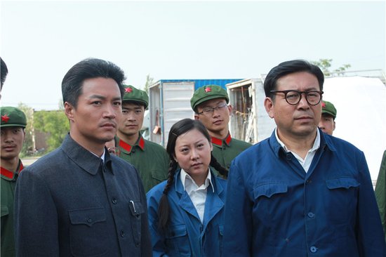 红旗迎风飘扬》是 a target="_blank" href="/item/广东南方电视台