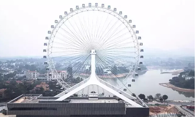  p>美林湖摩天轮坐落在石角镇美林湖社区湖岸西路,是国内最大的屋顶