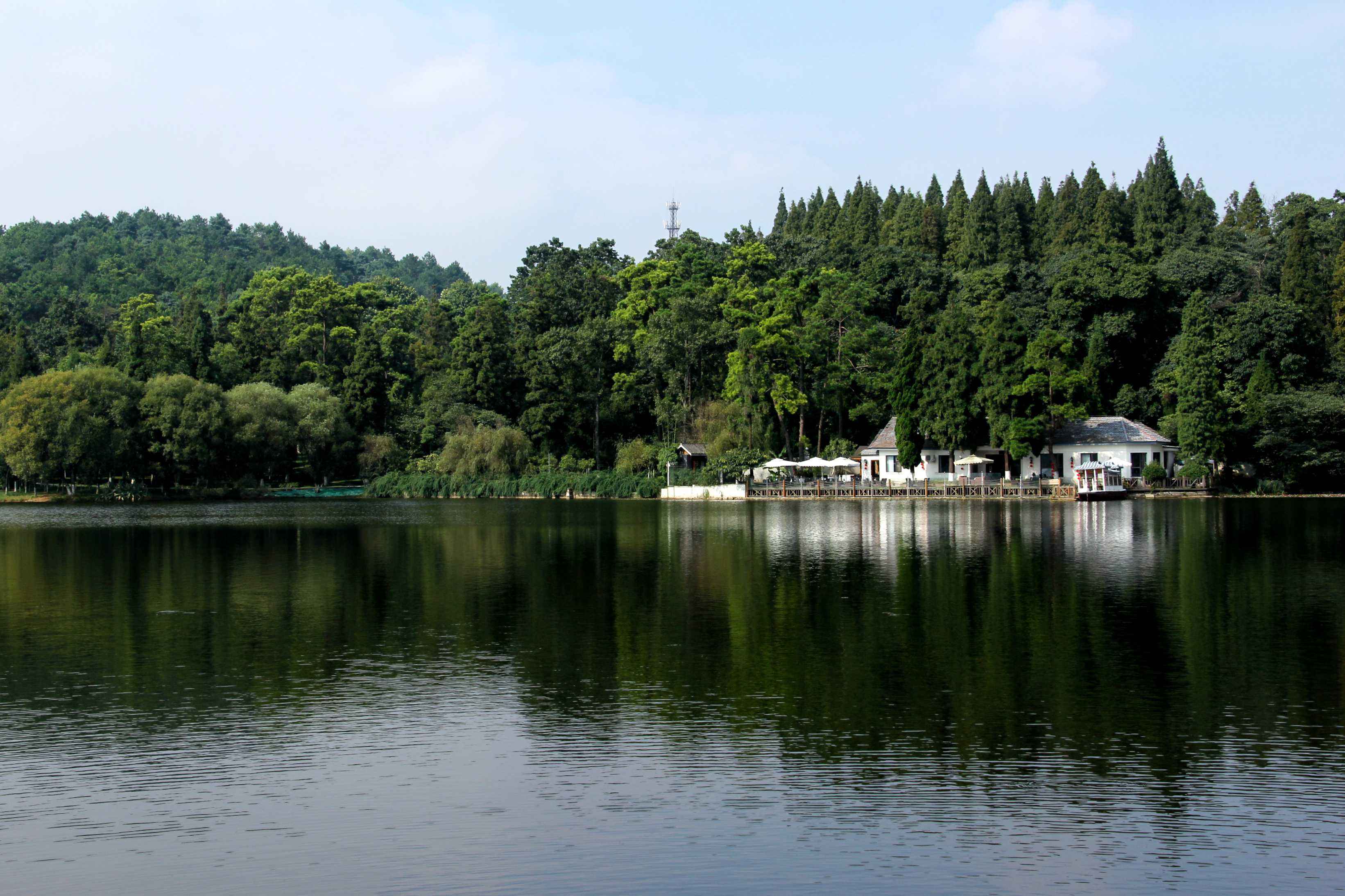  p data-id="gnzlsodr7y">观山湖区因观山湖公园而得名,观山湖公园