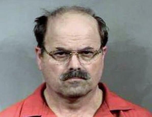  p>丹尼斯·雷德(dennis lynn rader,1945年3月9日-),美国连环杀手,在