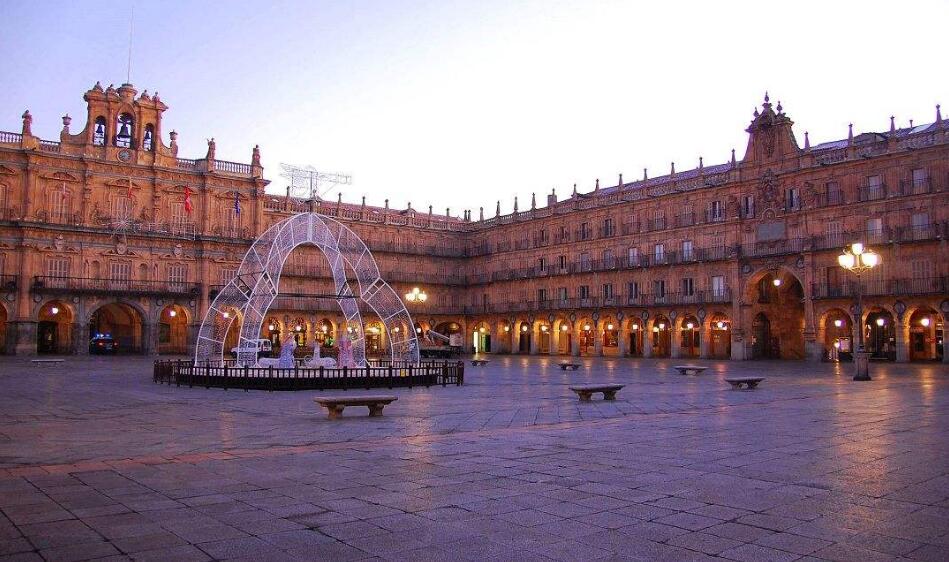  p>萨拉曼卡古城是西班牙著名的旅游胜地之一,地处于西班牙的