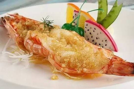  p>法式大虾是一道由大虾,鸡蛋,精盐等做成的美食. /p>