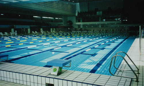 静安体育中心游泳馆位于静安区江宁路428号,于1998年6月1日正式