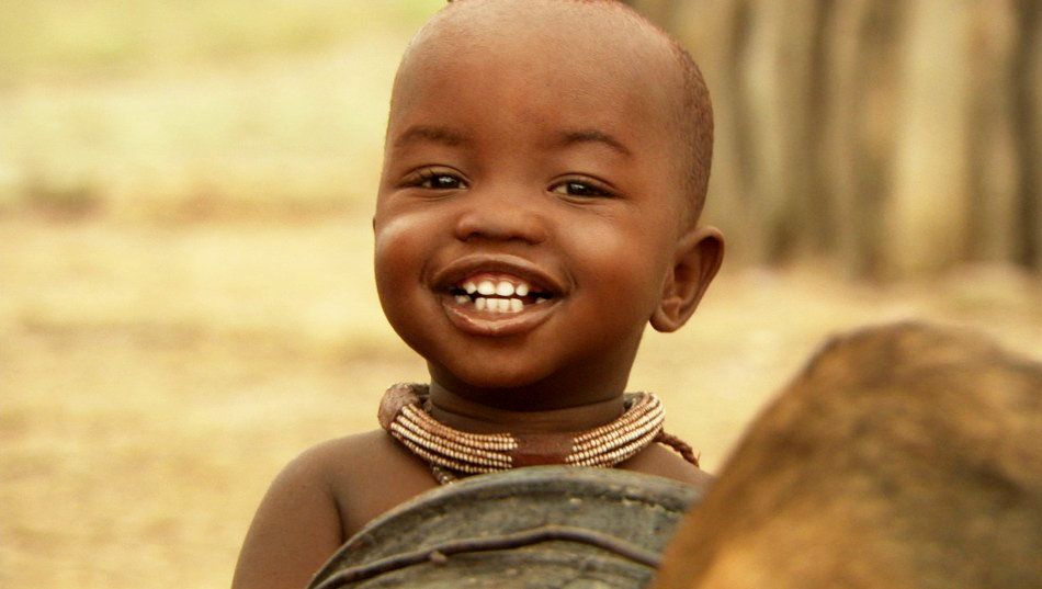 身上落着苍蝇的非洲儿童,物质条件优渥的美日宝宝,和山羊抢洗澡水的