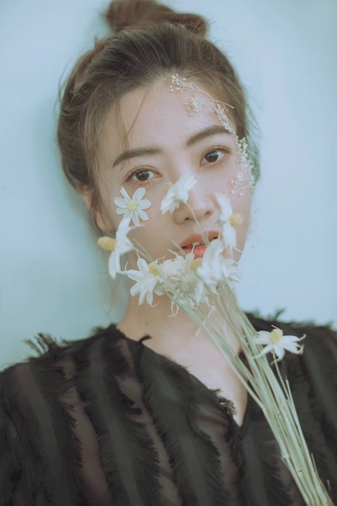  p>刘珈彤,1987年8月21日出生于重庆,毕业于重庆大学美视电影学院表演