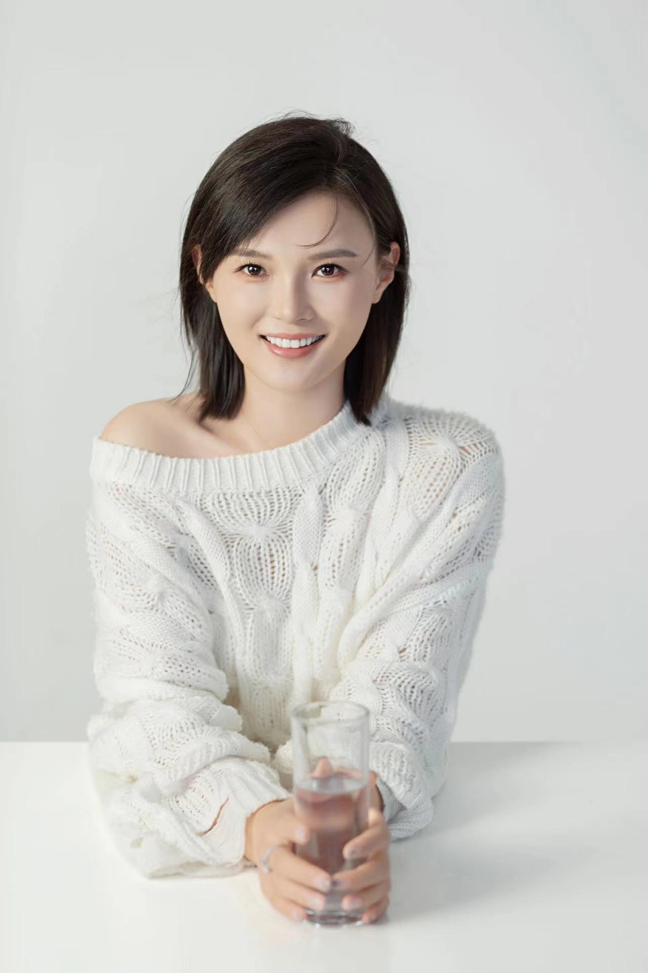 毕业于重庆大学美视电影学院表演系,中国内地女演员,主持人,国家一级 