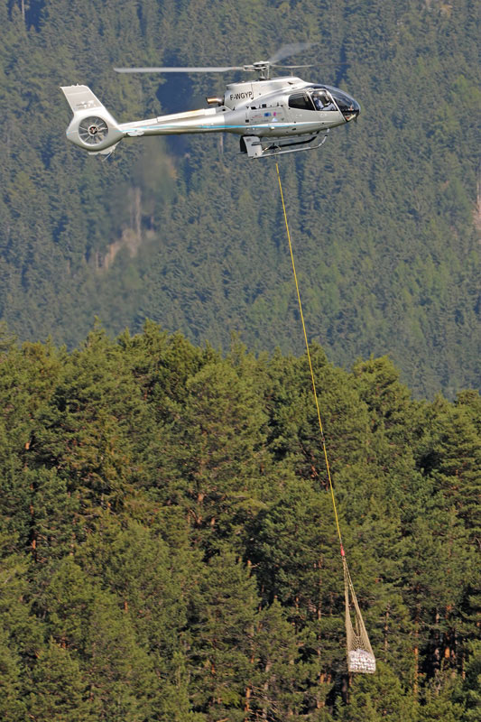 直升机执行机外吊挂运输任务的飞行.